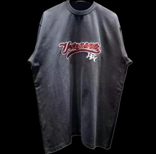VETEMENTS EMBROIDERED TEE