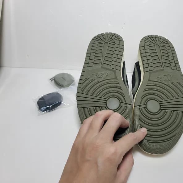 Travis Scott x Air Jordan 1  Low OG Olive - Image 5