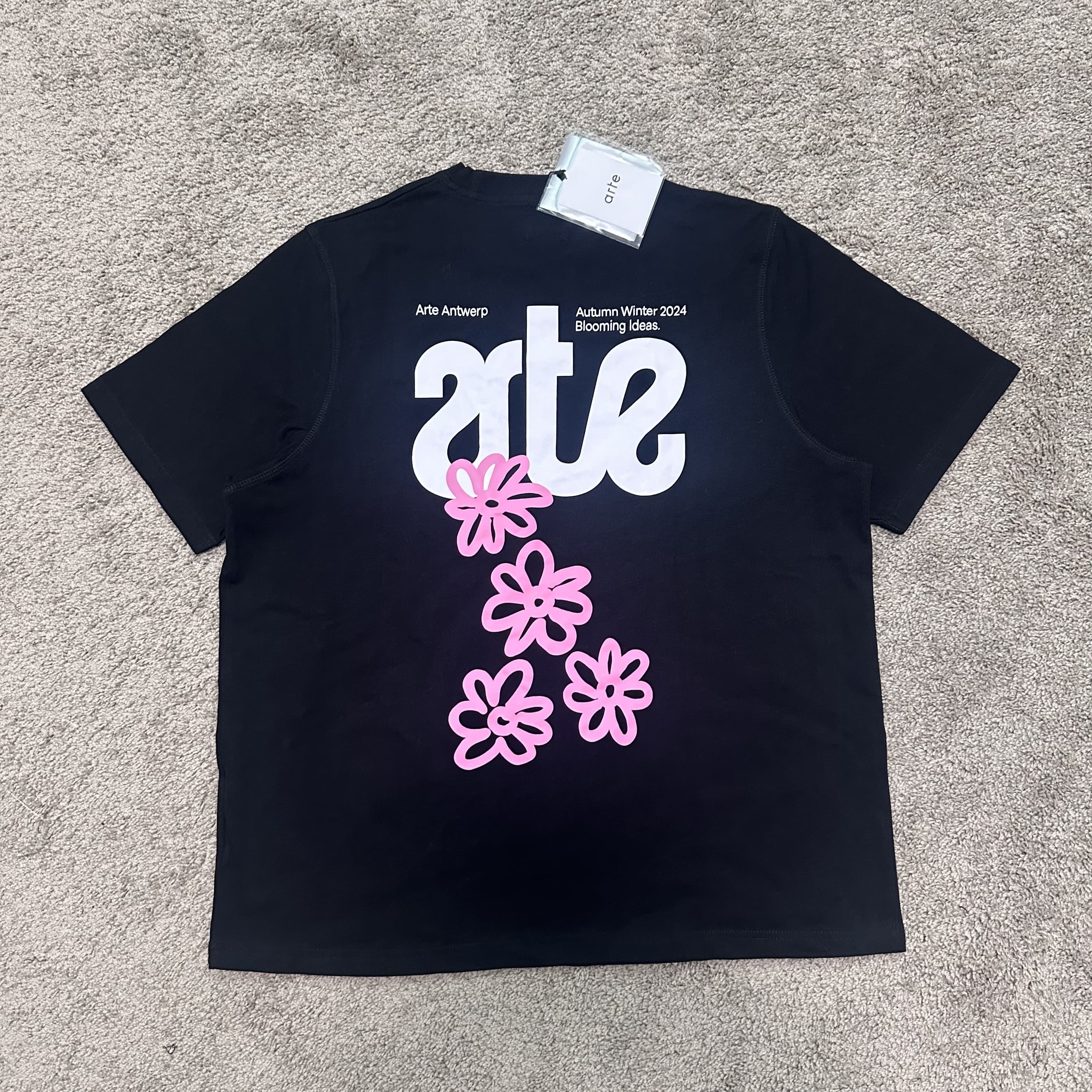 Arte Flowers Back Black